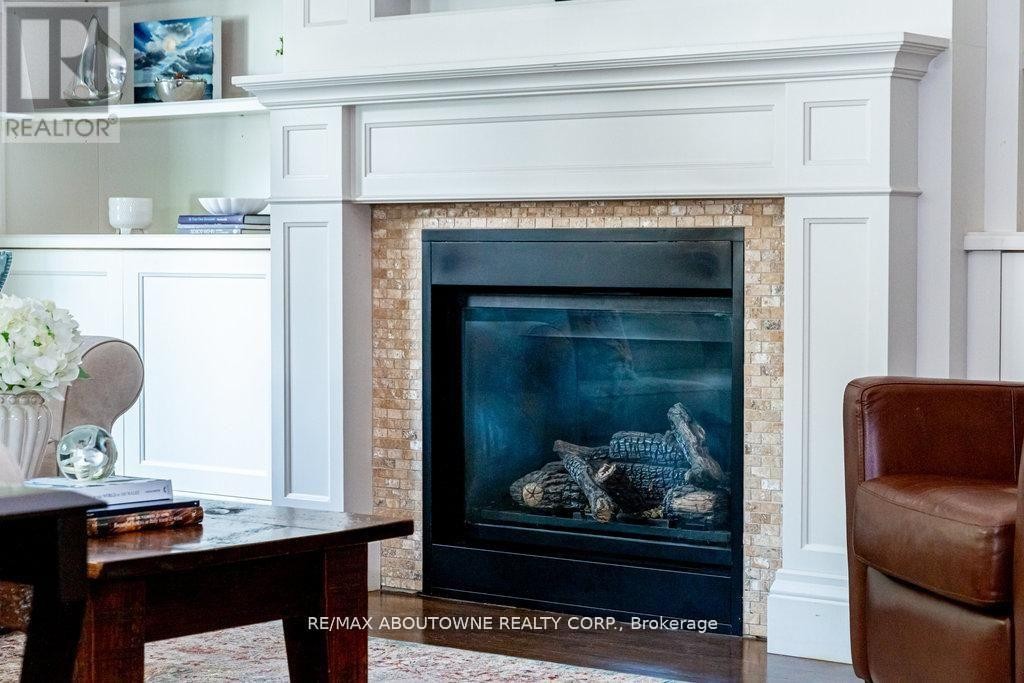 












44 HEAD STREET

,
Oakville (CO Central),




Ontario
L6K1L5


