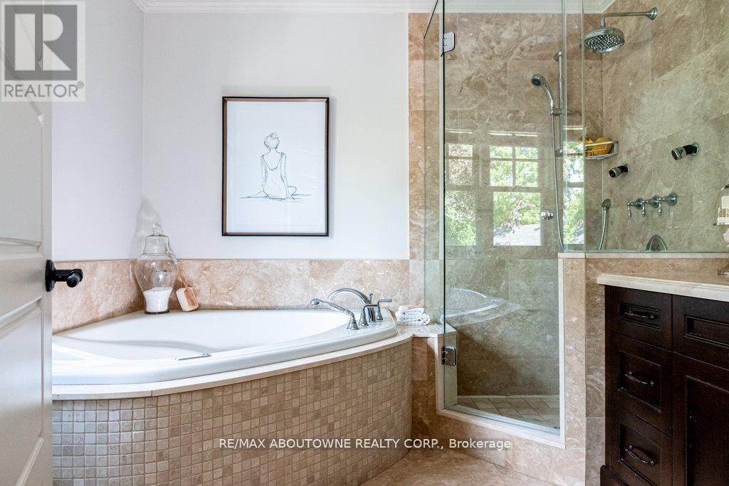 












44 HEAD STREET

,
Oakville (CO Central),




Ontario
L6K1L5

