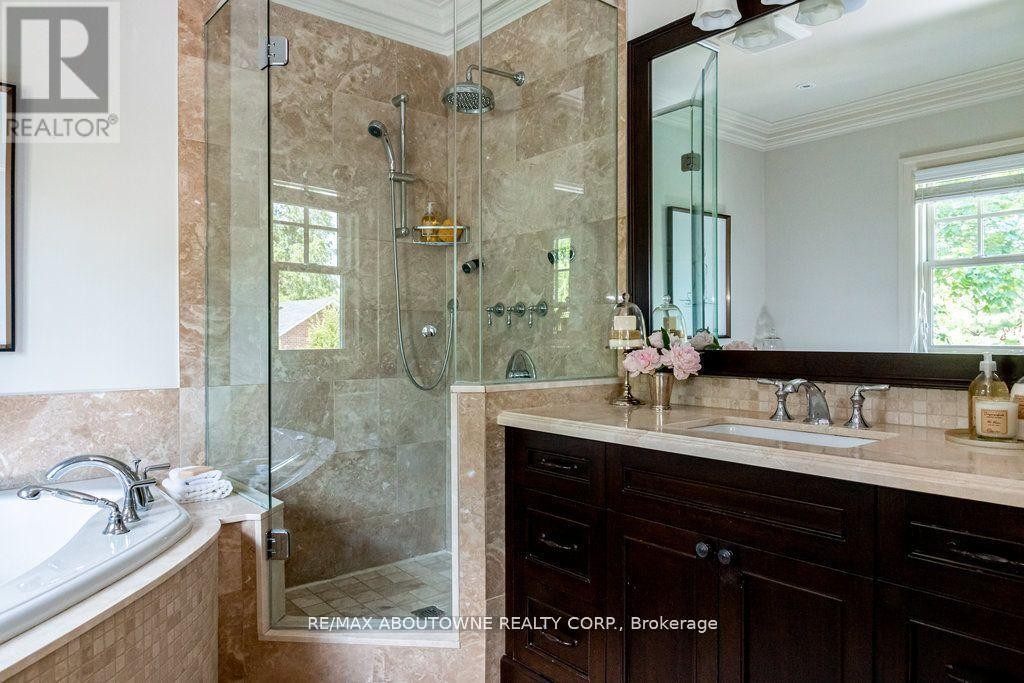 












44 HEAD STREET

,
Oakville (CO Central),




Ontario
L6K1L5

