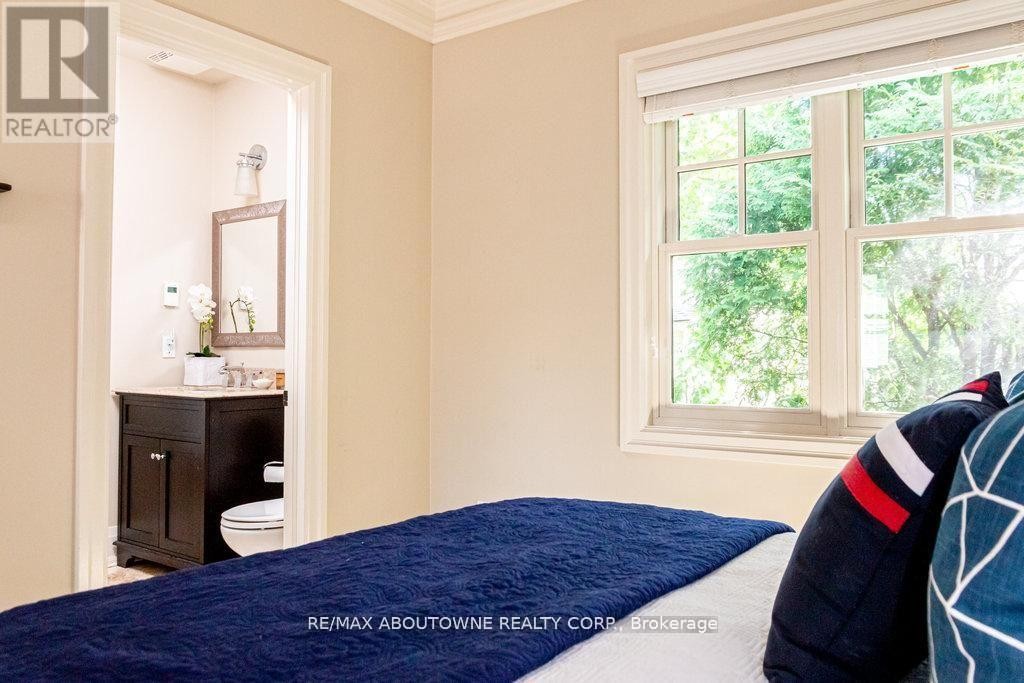 












44 HEAD STREET

,
Oakville (CO Central),




Ontario
L6K1L5

