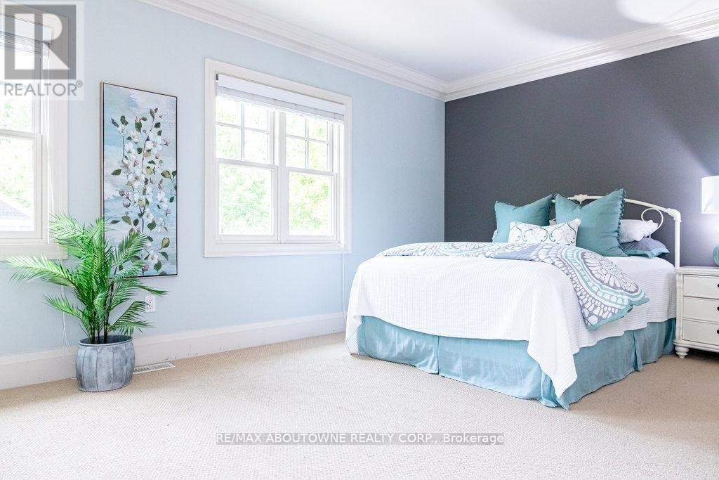 












44 HEAD STREET

,
Oakville (CO Central),




Ontario
L6K1L5

