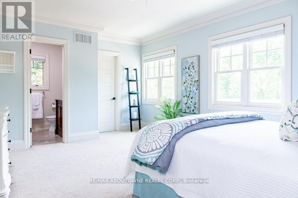 












44 HEAD STREET

,
Oakville (CO Central),




Ontario
L6K1L5

