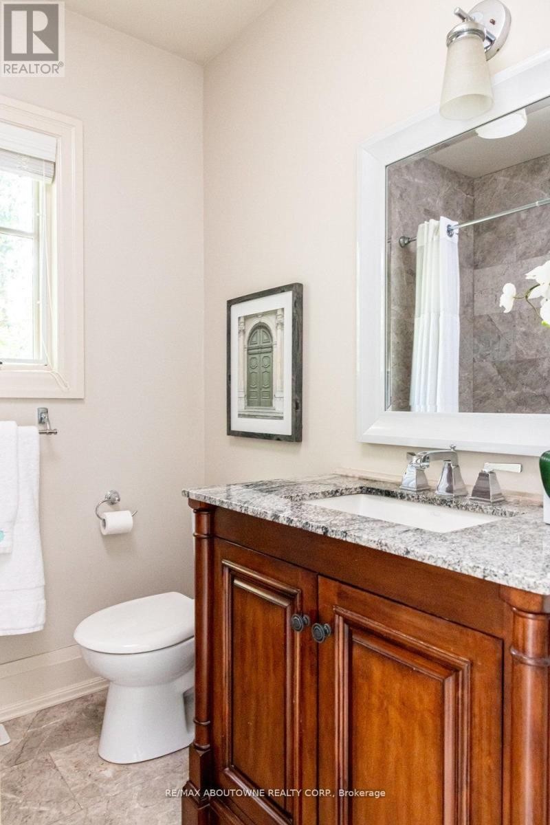 












44 HEAD STREET

,
Oakville (CO Central),




Ontario
L6K1L5

