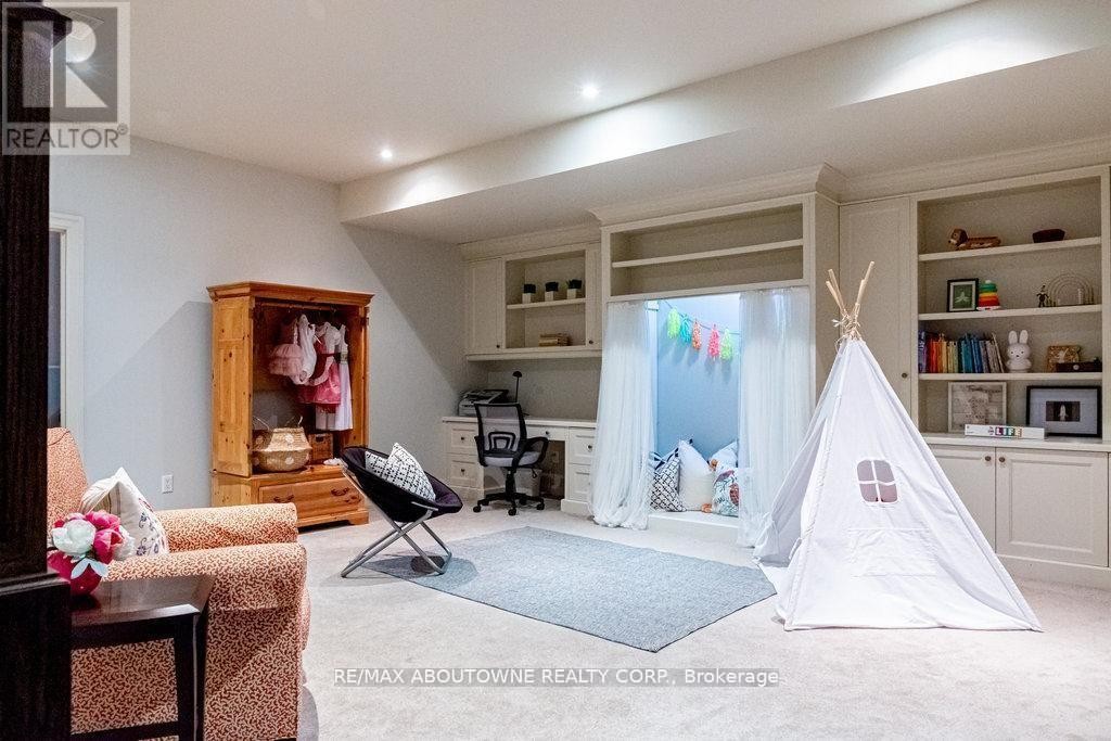 












44 HEAD STREET

,
Oakville (CO Central),




Ontario
L6K1L5

