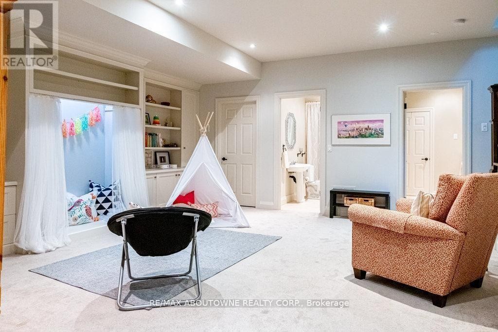 












44 HEAD STREET

,
Oakville (CO Central),




Ontario
L6K1L5

