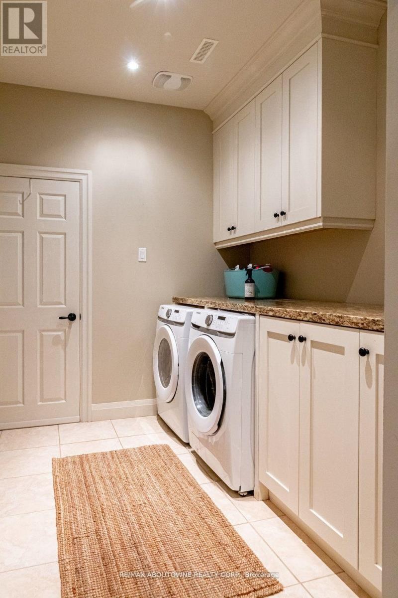 












44 HEAD STREET

,
Oakville (CO Central),




Ontario
L6K1L5

