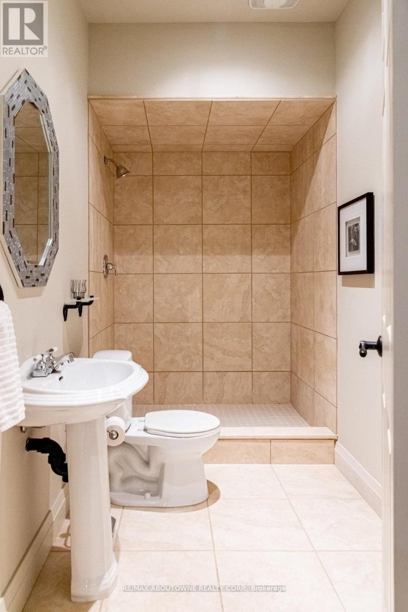 












44 HEAD STREET

,
Oakville (CO Central),




Ontario
L6K1L5


