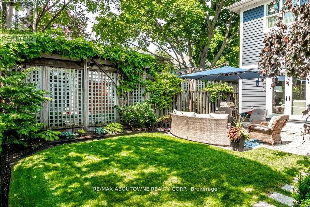 












44 HEAD STREET

,
Oakville (CO Central),




Ontario
L6K1L5

