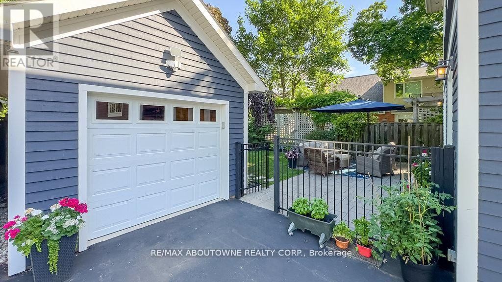 












44 HEAD STREET

,
Oakville (CO Central),




Ontario
L6K1L5

