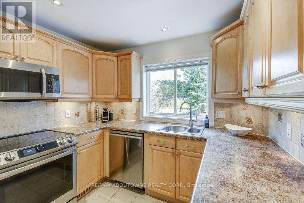 












2180 CAROLINE STREET

,
Burlington (Brant),




Ontario
L7R1M3

