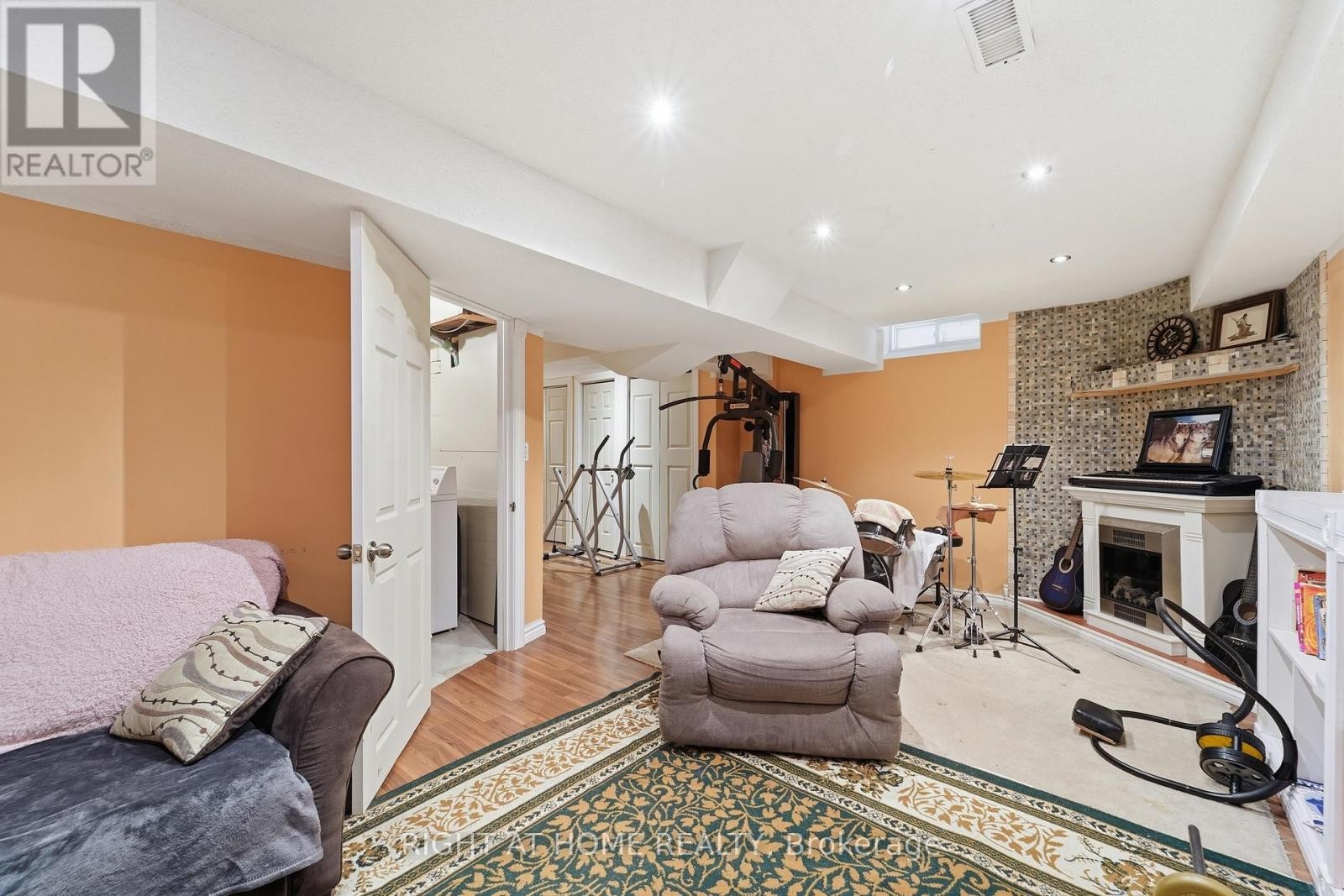 












83 HEADWATER ROAD

,
Caledon (Bolton West),




Ontario
L7E2W4

