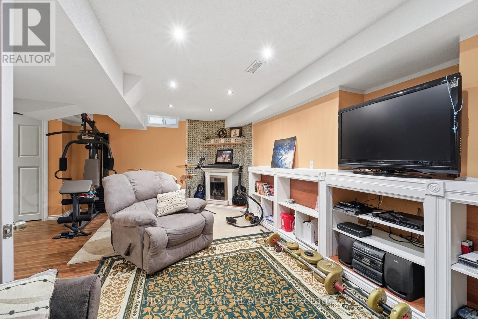 












83 HEADWATER ROAD

,
Caledon (Bolton West),




Ontario
L7E2W4

