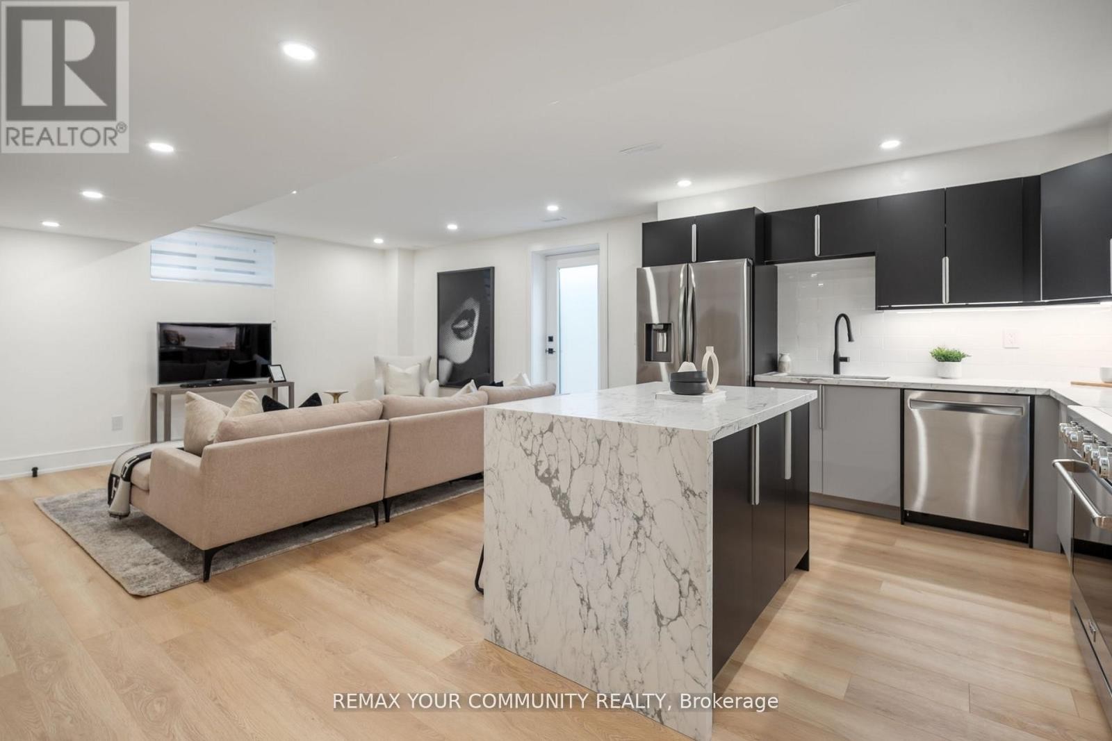 












14 RANWOOD DRIVE

,
Toronto (Humberlea-Pelmo Park),




Ontario
M9N3E9

