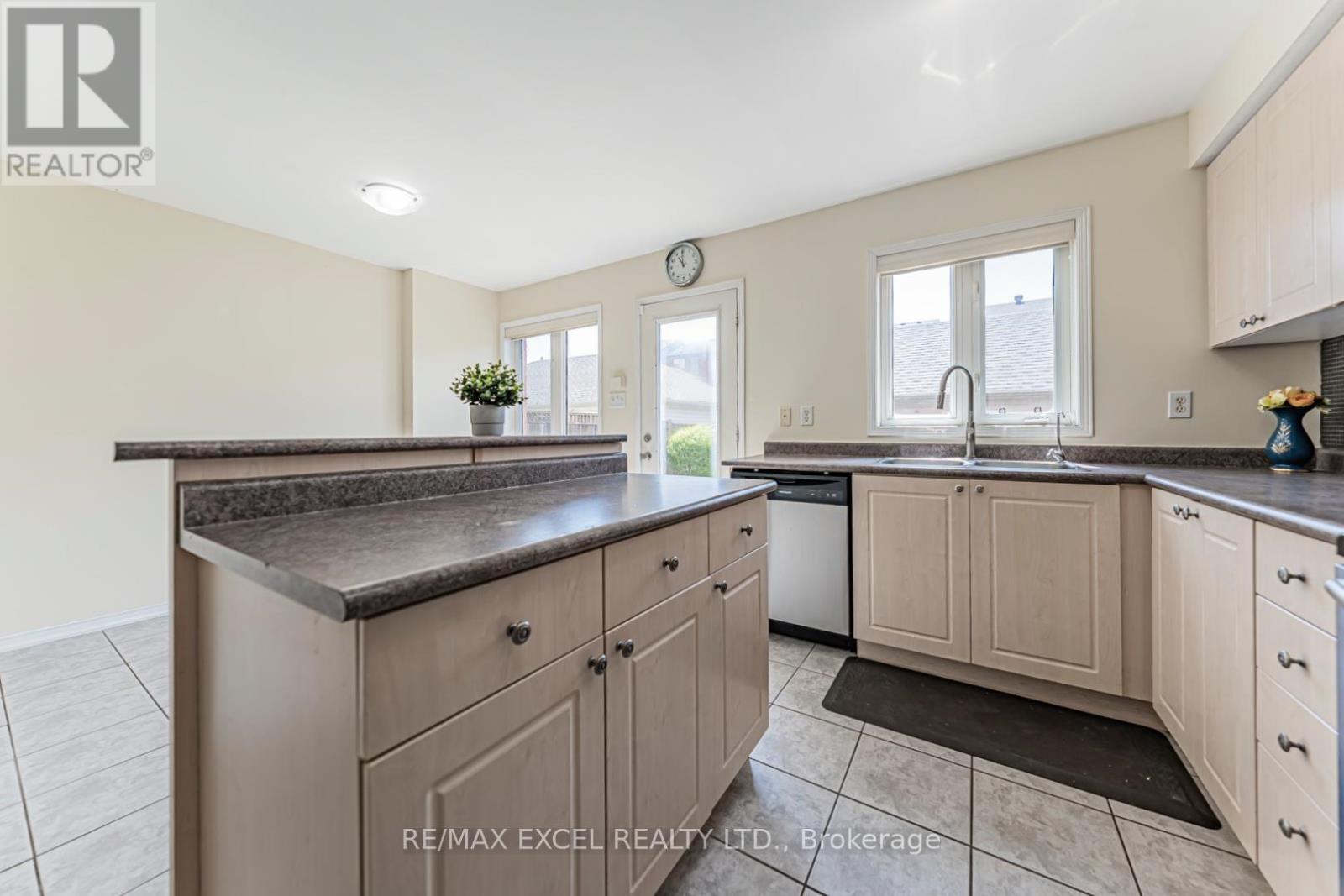 












98 GEORGIAN DRIVE

,
Oakville (RO River Oaks),




Ontario
L6H6V1

