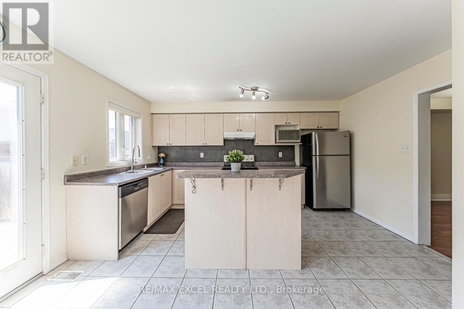 












98 GEORGIAN DRIVE

,
Oakville (RO River Oaks),




Ontario
L6H6V1

