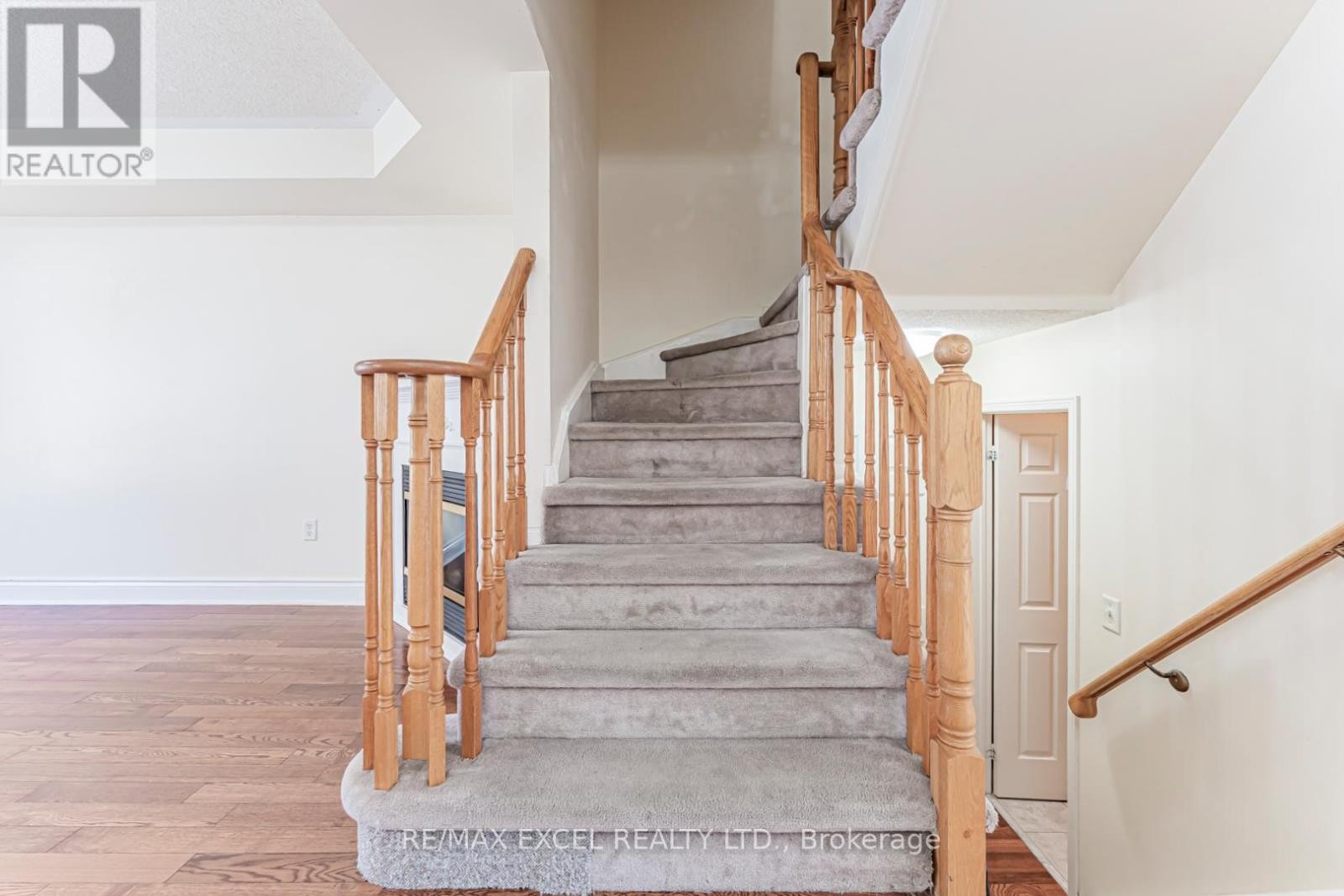 












98 GEORGIAN DRIVE

,
Oakville (RO River Oaks),




Ontario
L6H6V1

