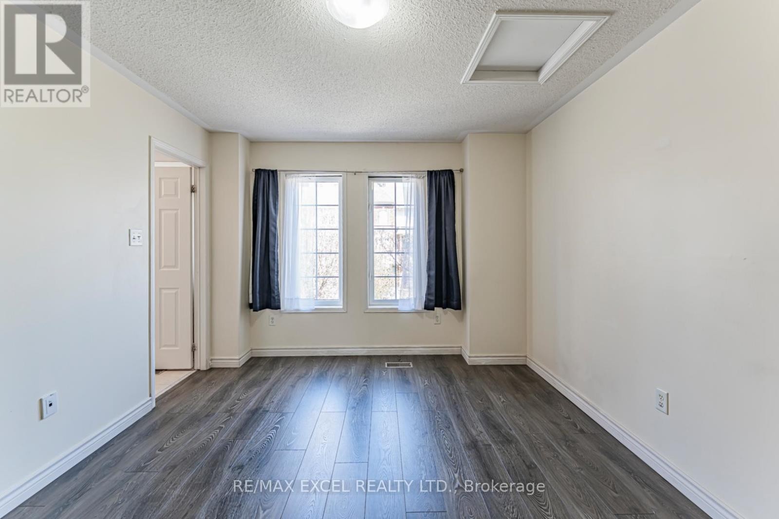 












98 GEORGIAN DRIVE

,
Oakville (RO River Oaks),




Ontario
L6H6V1

