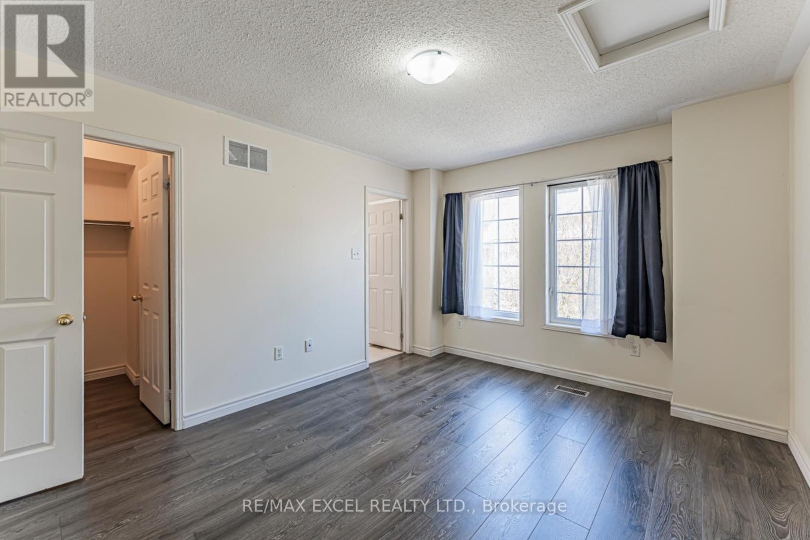 












98 GEORGIAN DRIVE

,
Oakville (RO River Oaks),




Ontario
L6H6V1

