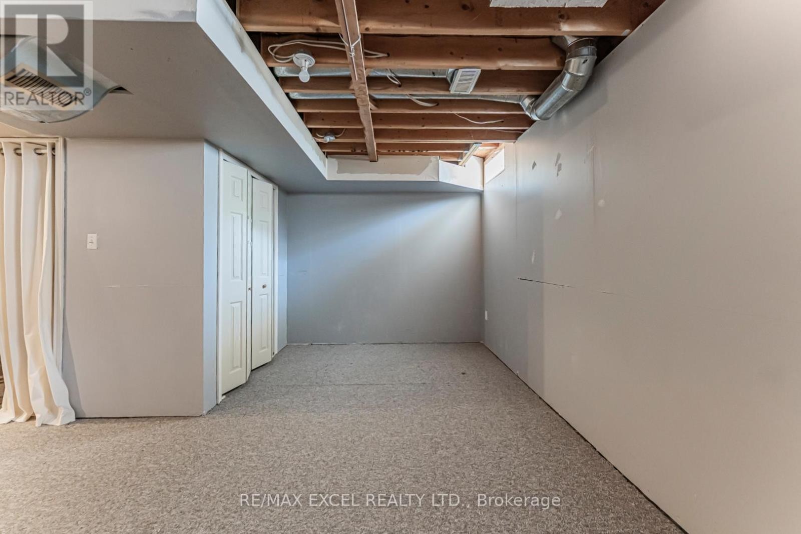 












98 GEORGIAN DRIVE

,
Oakville (RO River Oaks),




Ontario
L6H6V1

