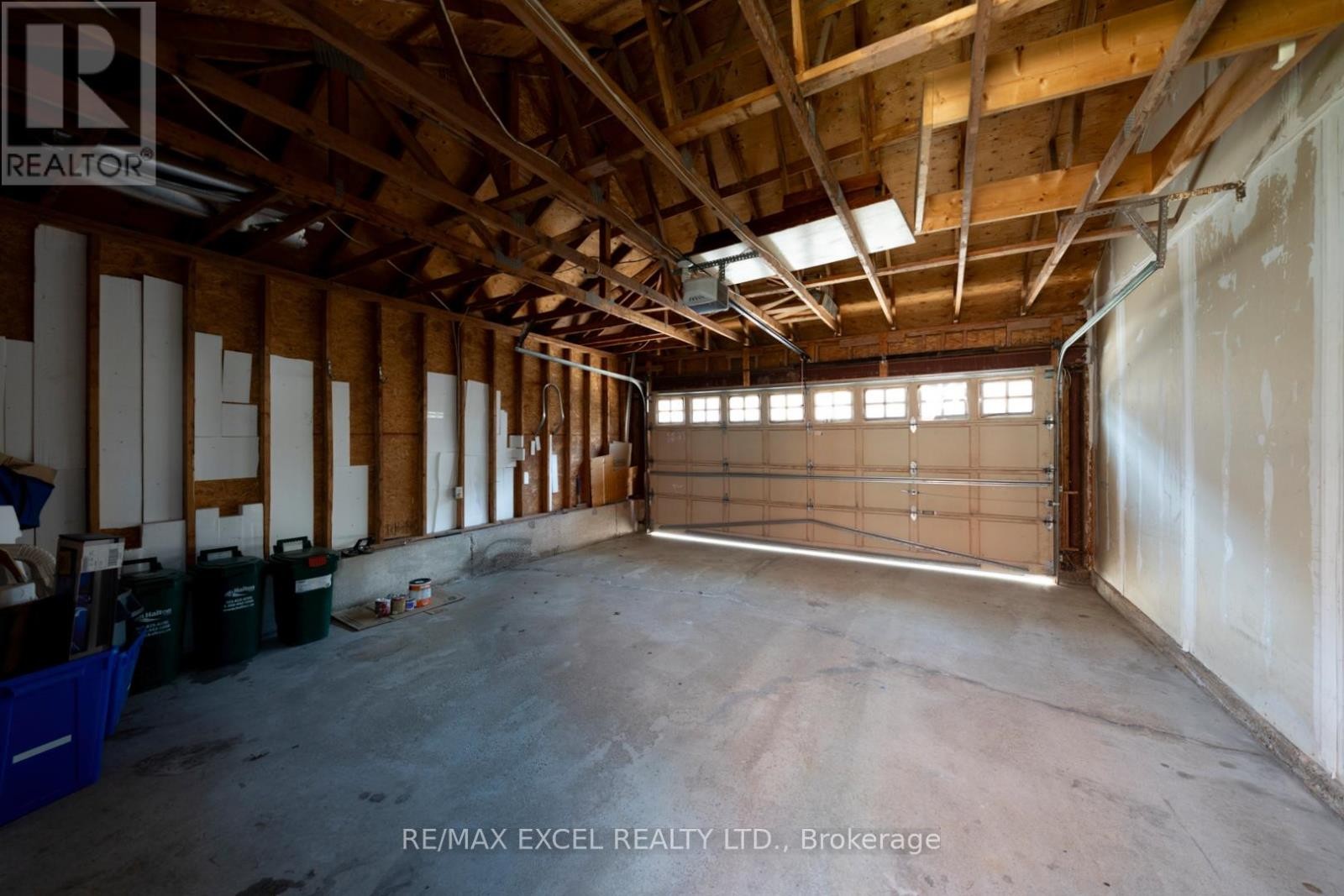 












98 GEORGIAN DRIVE

,
Oakville (RO River Oaks),




Ontario
L6H6V1

