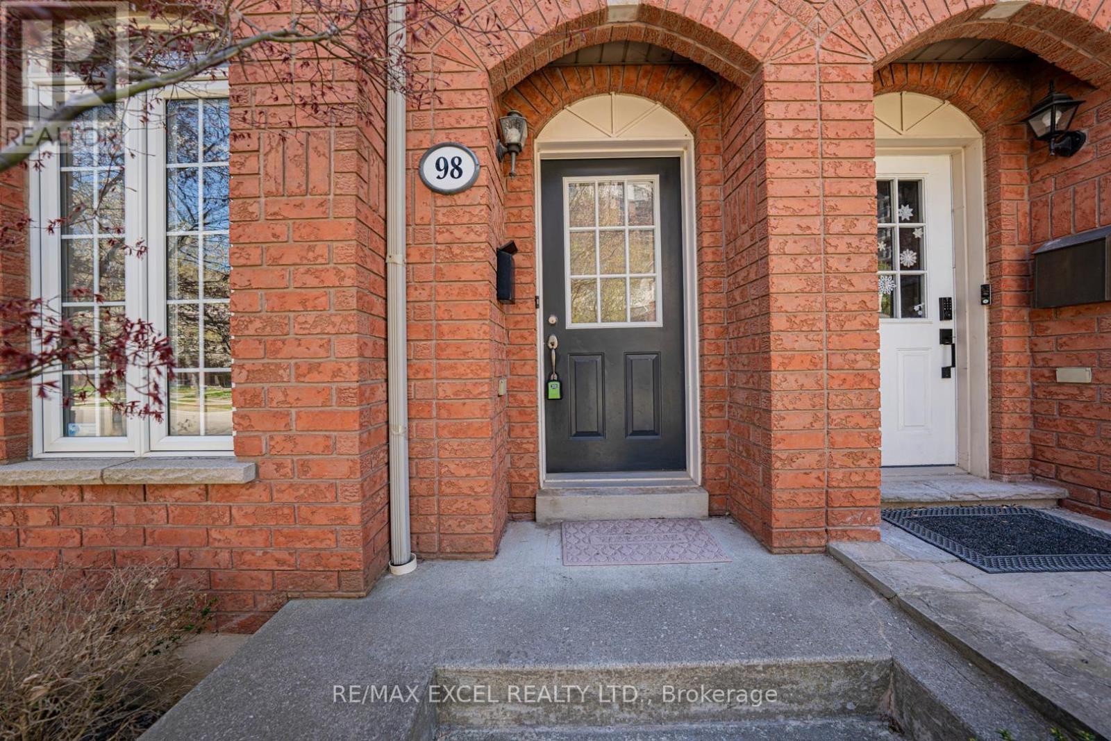 












98 GEORGIAN DRIVE

,
Oakville (RO River Oaks),




Ontario
L6H6V1

