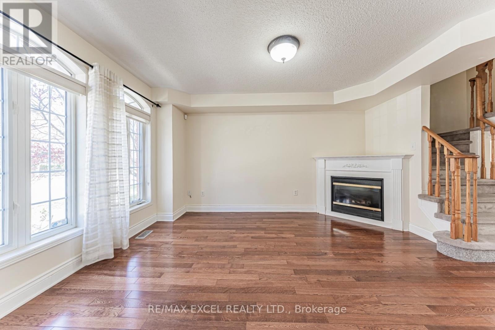












98 GEORGIAN DRIVE

,
Oakville (RO River Oaks),




Ontario
L6H6V1

