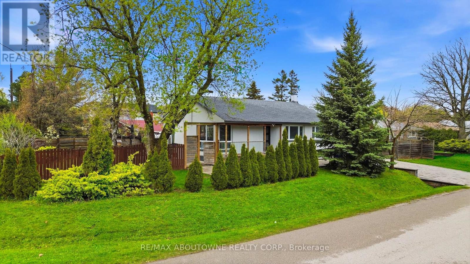 












1403 SELKIRK AVENUE

,
Oakville (WO West),




Ontario
L6L2V5

