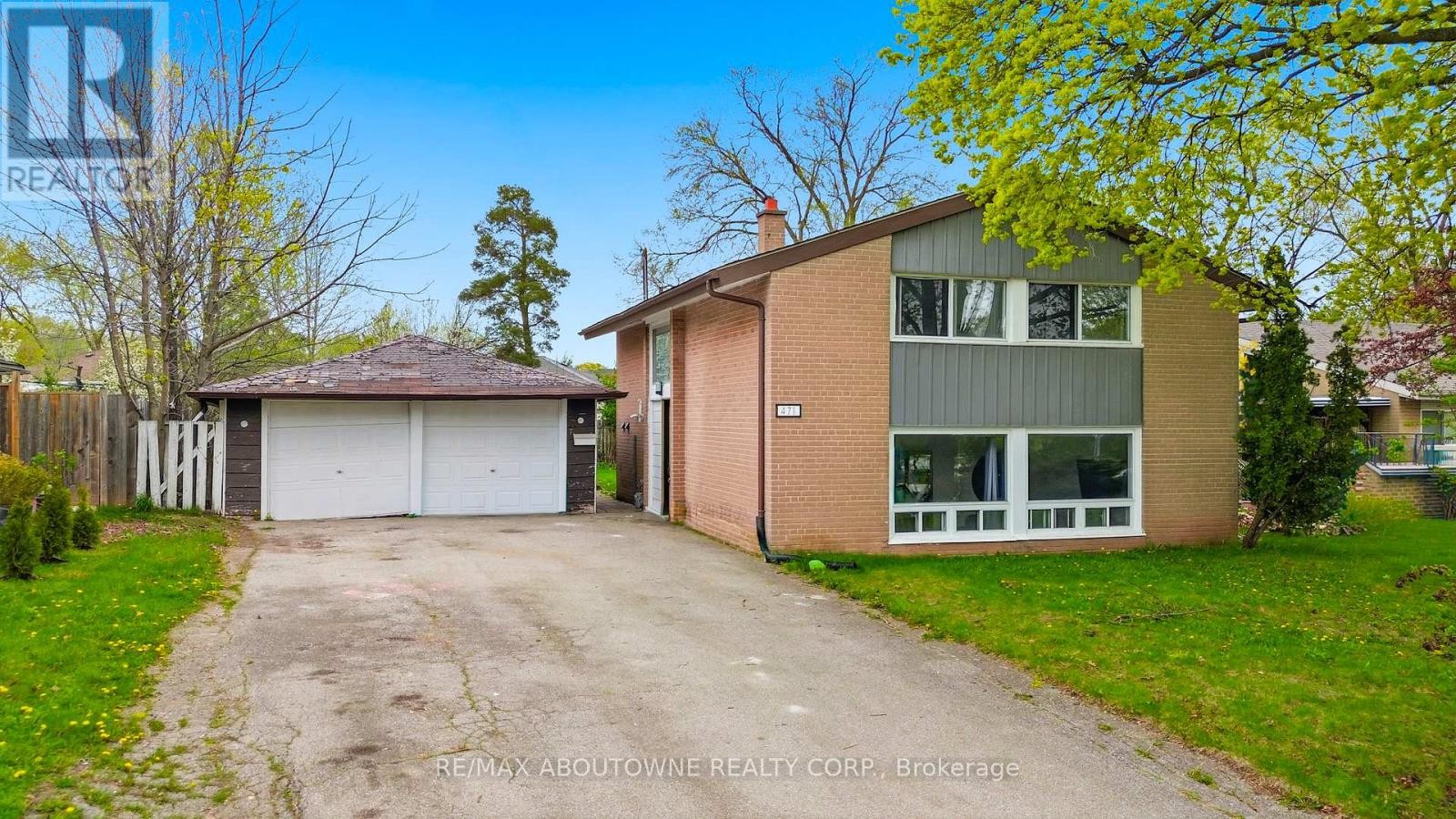 












471 SEABOURNE DRIVE

,
Oakville (WO West),




Ontario
L6L4E9

