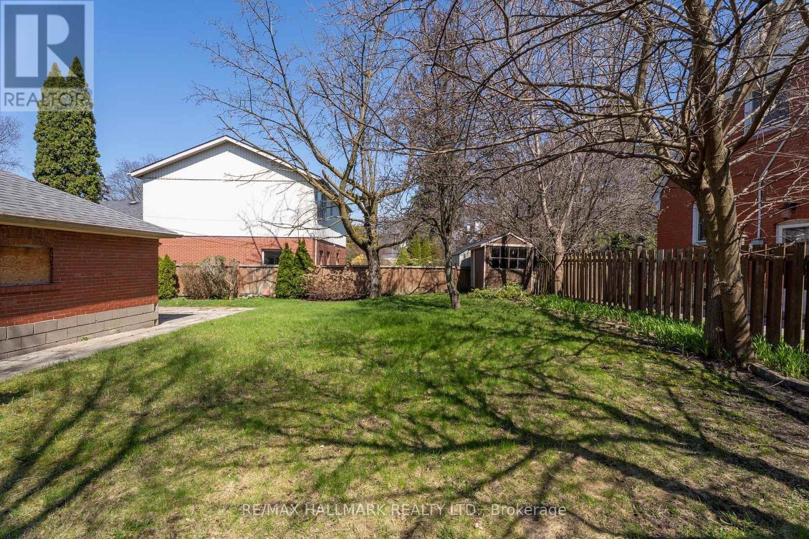 












200 BERRY ROAD

,
Toronto (Stonegate-Queensway),




Ontario
M8Y1W8

