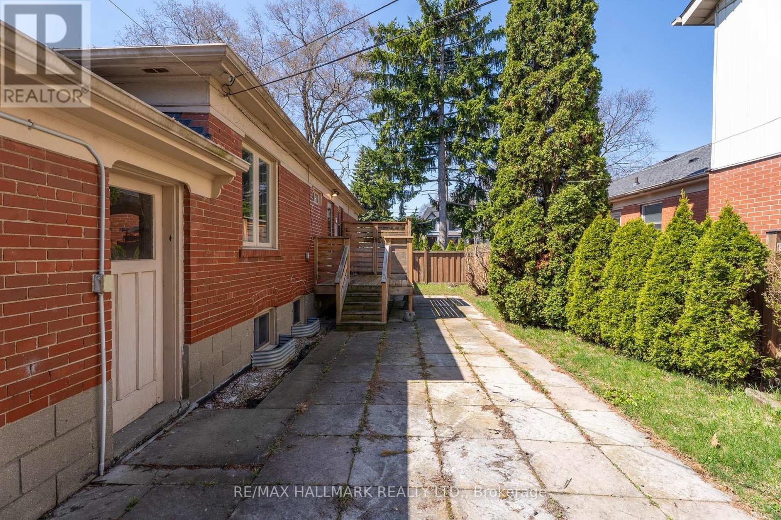












200 BERRY ROAD

,
Toronto (Stonegate-Queensway),




Ontario
M8Y1W8

