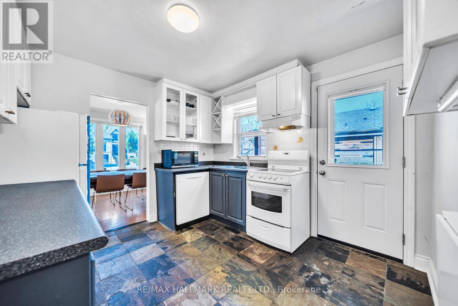 












200 BERRY ROAD

,
Toronto (Stonegate-Queensway),




Ontario
M8Y1W8

