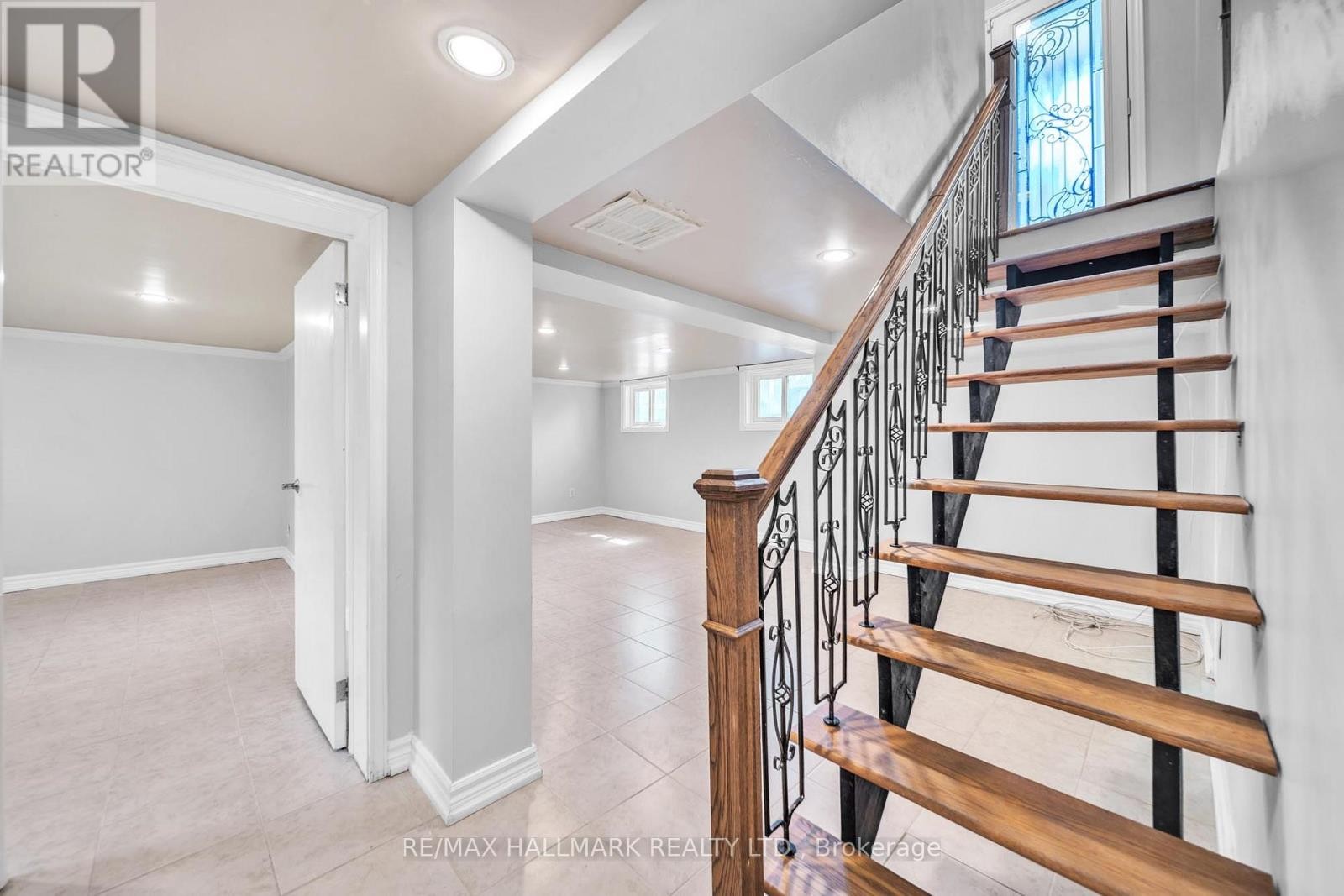












200 BERRY ROAD

,
Toronto (Stonegate-Queensway),




Ontario
M8Y1W8

