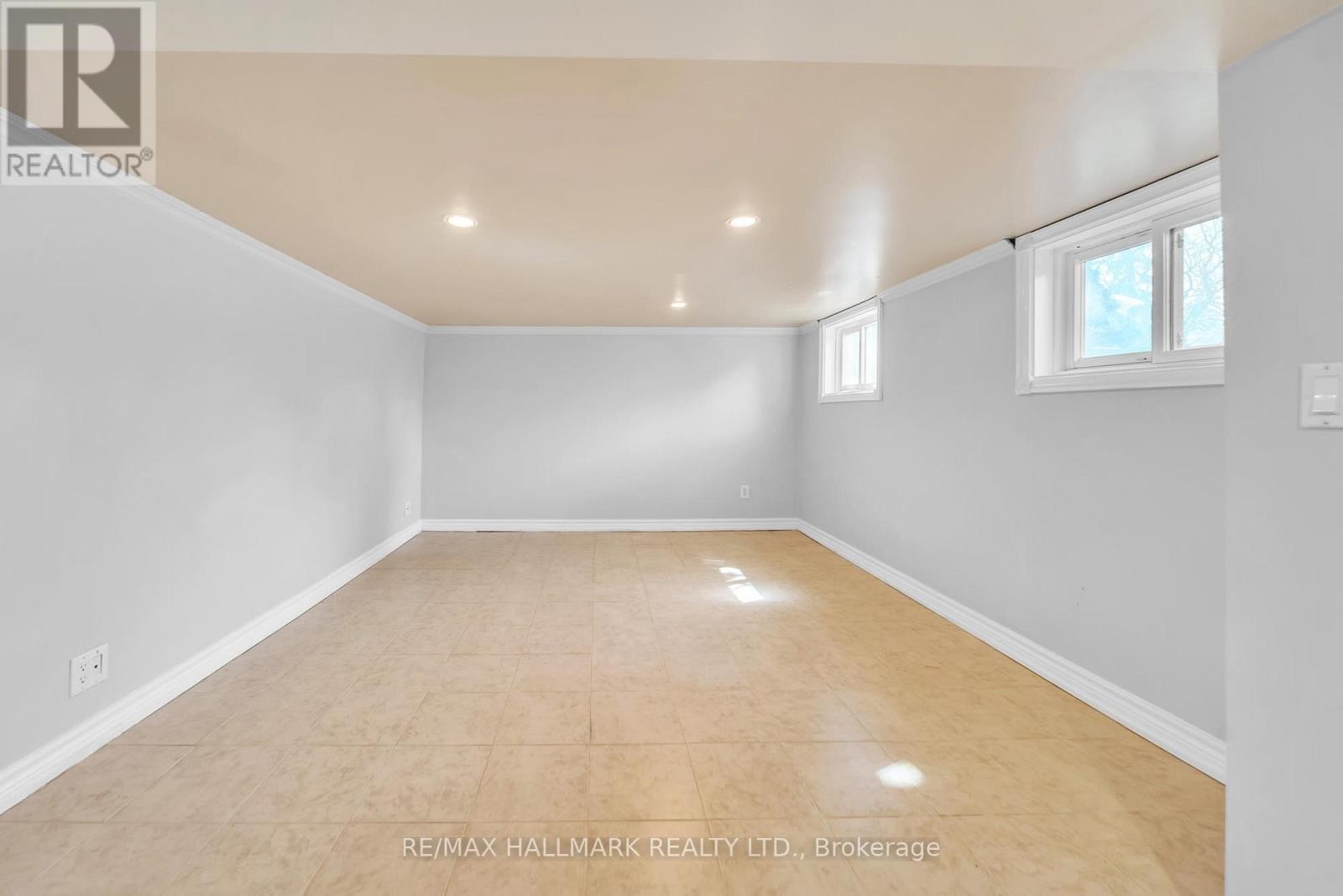 












200 BERRY ROAD

,
Toronto (Stonegate-Queensway),




Ontario
M8Y1W8

