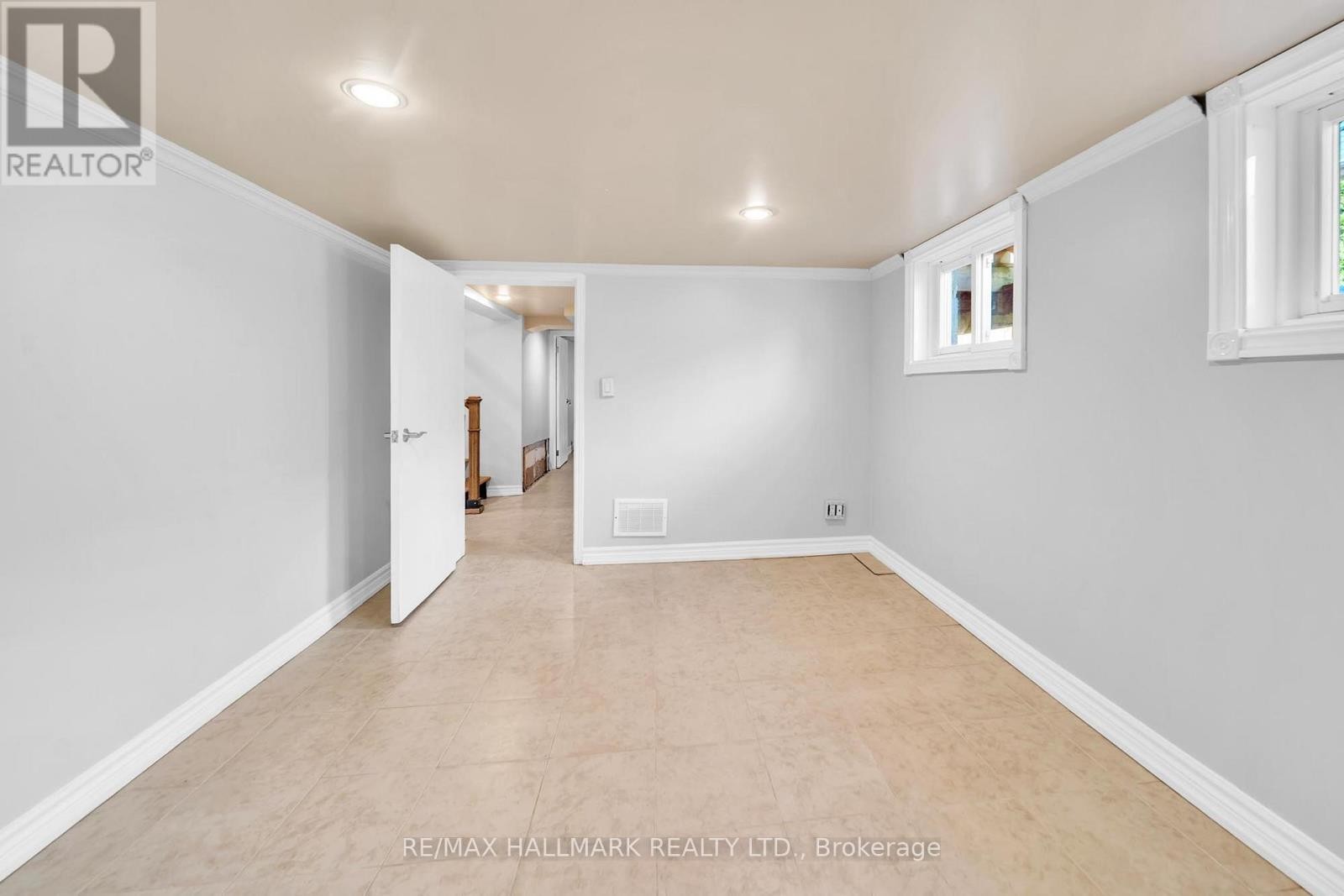 












200 BERRY ROAD

,
Toronto (Stonegate-Queensway),




Ontario
M8Y1W8

