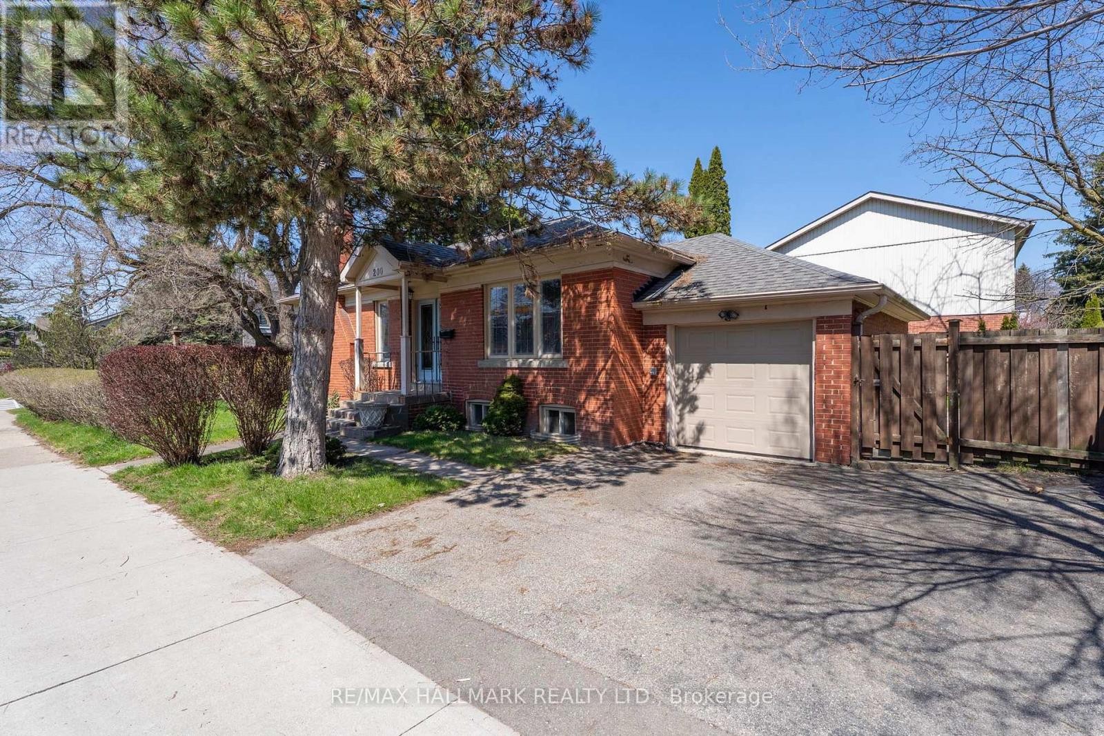 












200 BERRY ROAD

,
Toronto (Stonegate-Queensway),




Ontario
M8Y1W8

