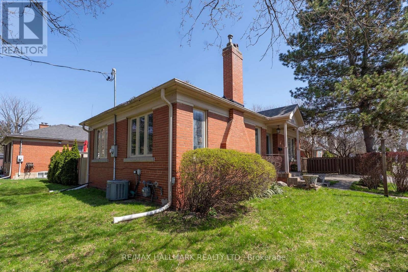 












200 BERRY ROAD

,
Toronto (Stonegate-Queensway),




Ontario
M8Y1W8

