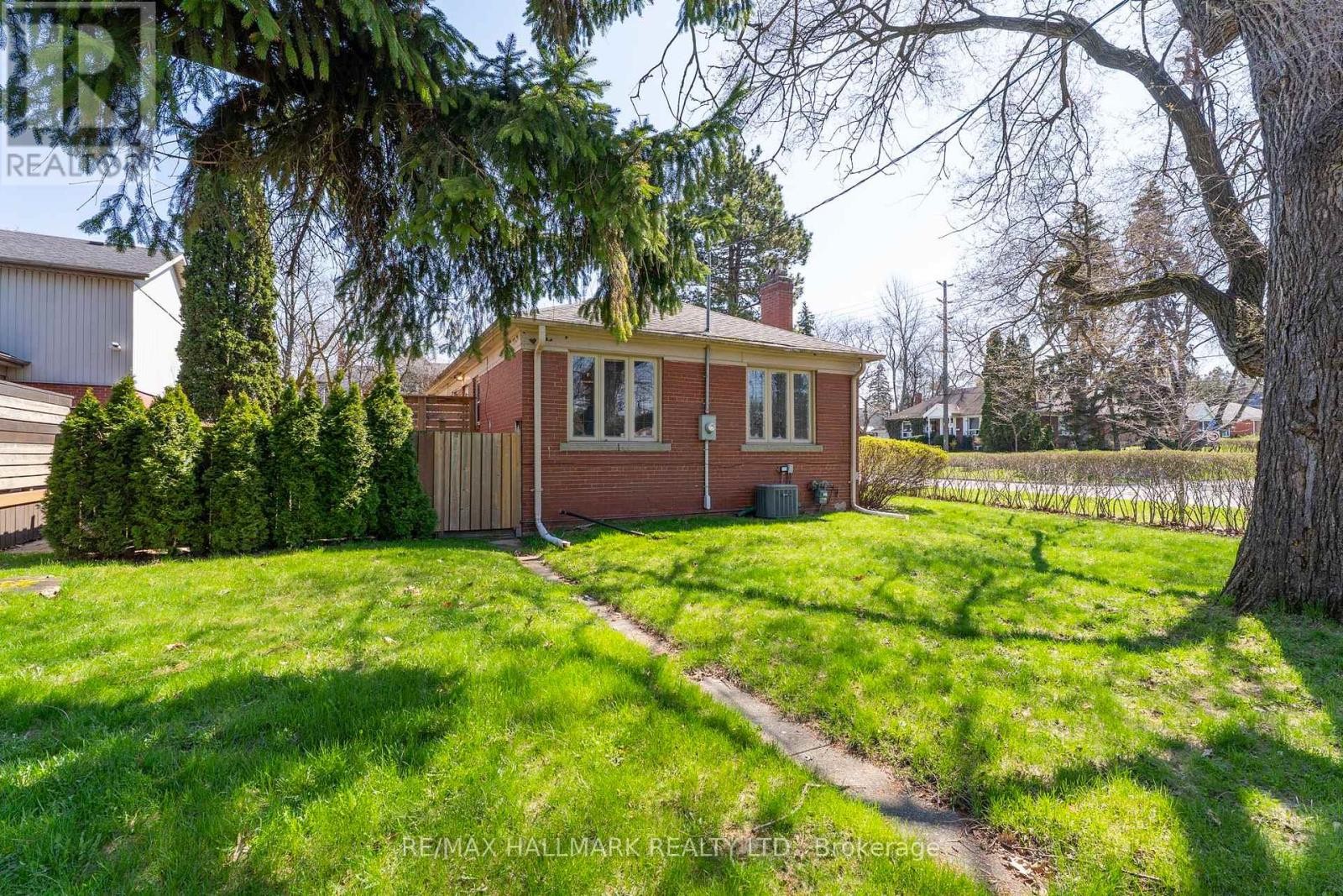 












200 BERRY ROAD

,
Toronto (Stonegate-Queensway),




Ontario
M8Y1W8

