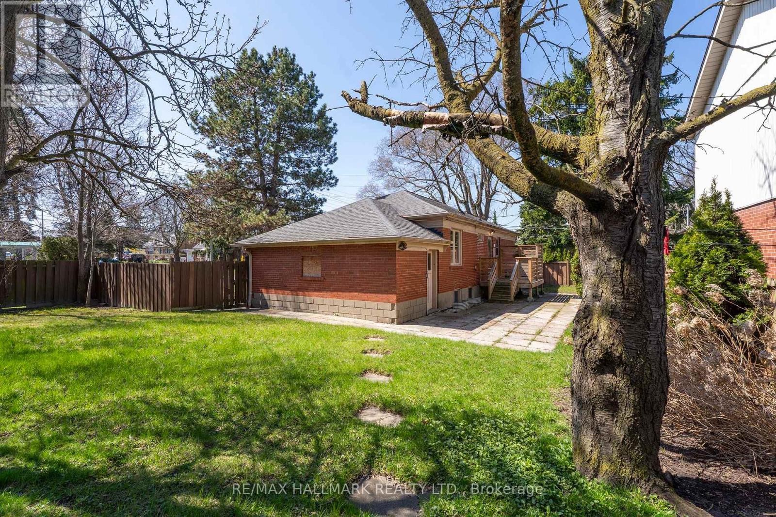 












200 BERRY ROAD

,
Toronto (Stonegate-Queensway),




Ontario
M8Y1W8

