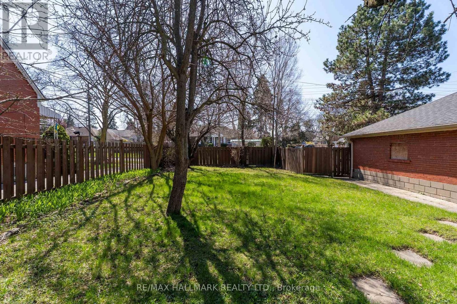 












200 BERRY ROAD

,
Toronto (Stonegate-Queensway),




Ontario
M8Y1W8

