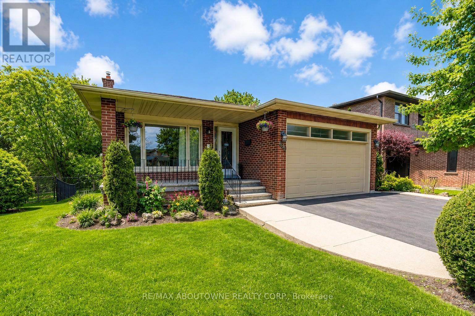 












440 PARKRIDGE CRESCENT

,
Oakville (GA Glen Abbey),




Ontario
L6M1B2

