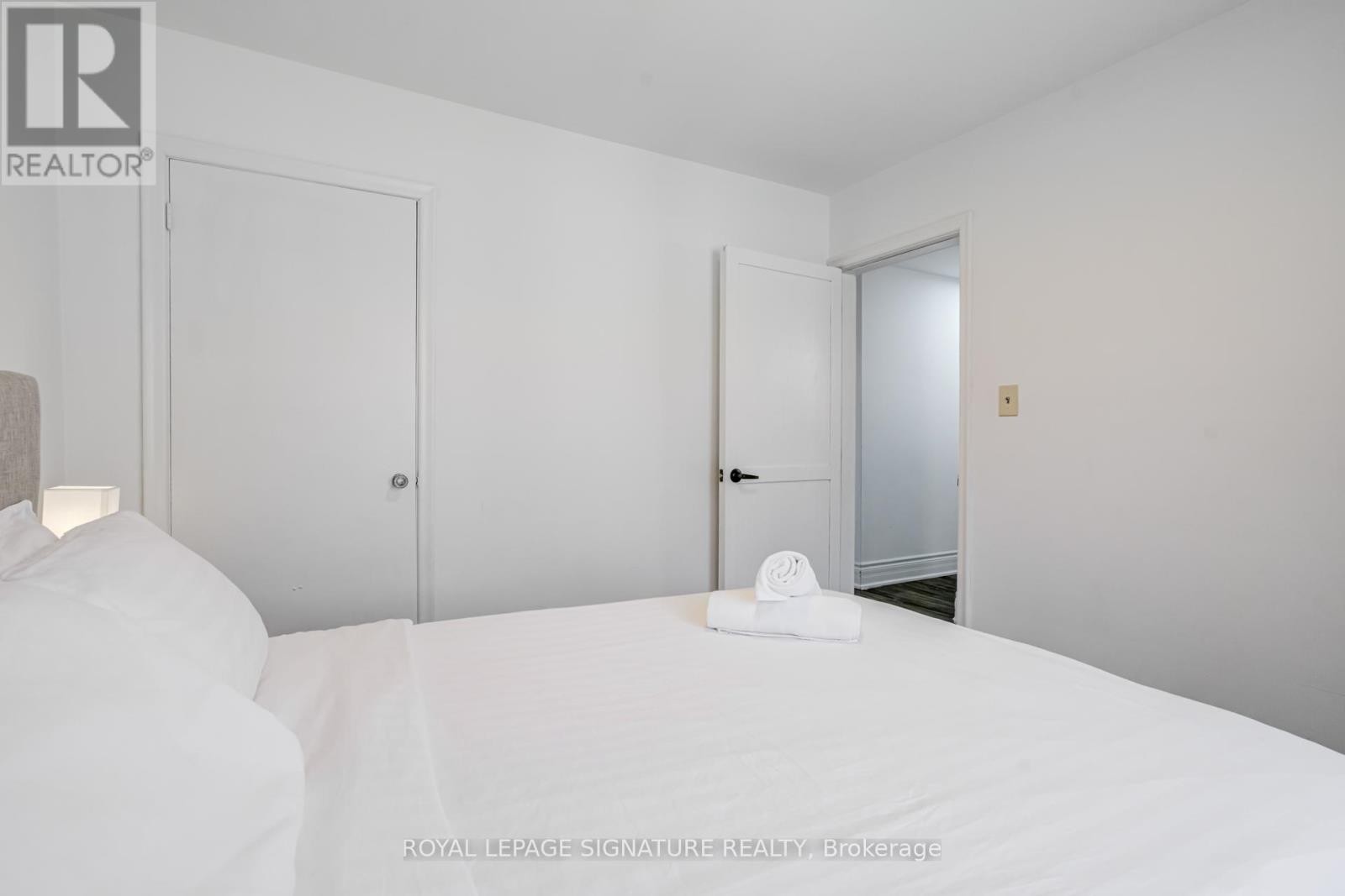 












411 MAPLEHURST AVENUE

,
Oakville (WO West),




Ontario
L6L4Y3

