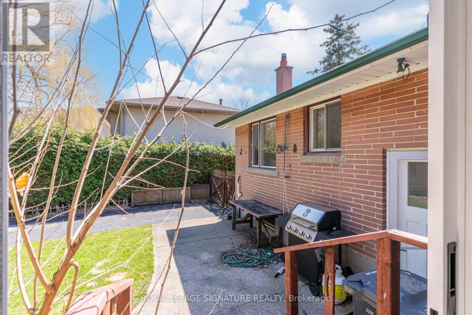 












411 MAPLEHURST AVENUE

,
Oakville (WO West),




Ontario
L6L4Y3

