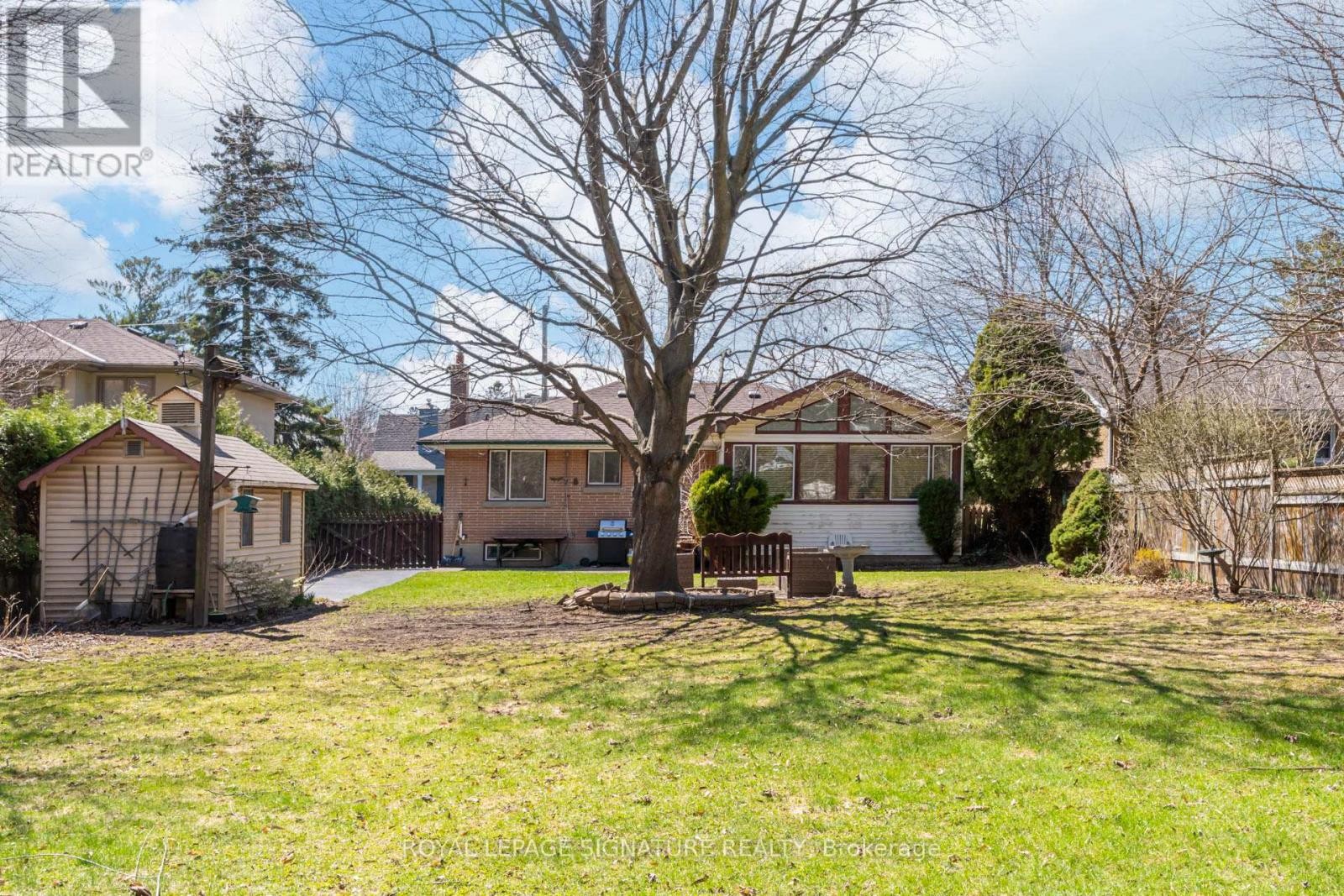 












411 MAPLEHURST AVENUE

,
Oakville (WO West),




Ontario
L6L4Y3

