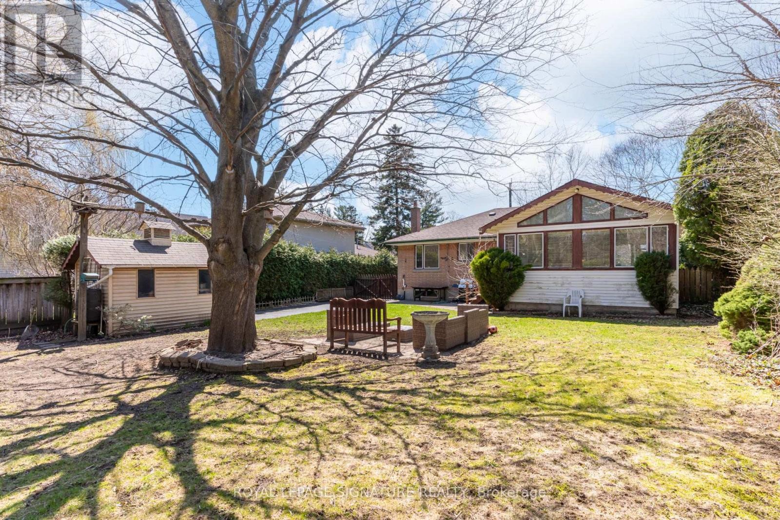 












411 MAPLEHURST AVENUE

,
Oakville (WO West),




Ontario
L6L4Y3

