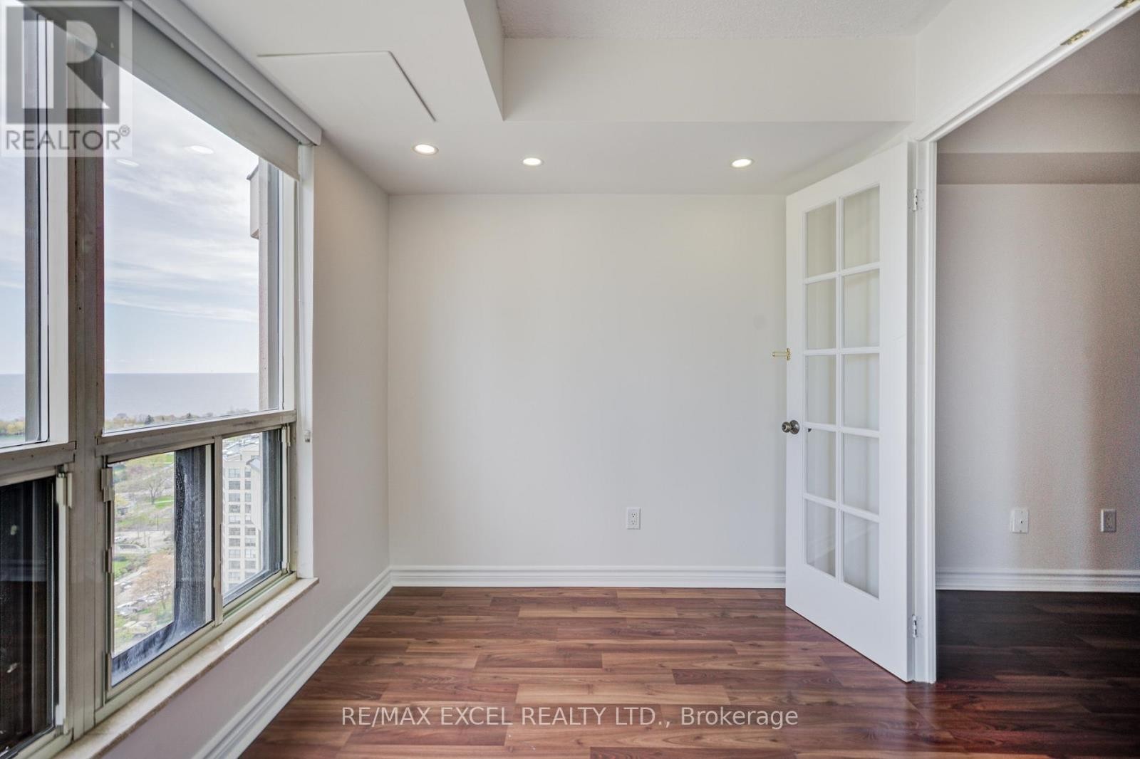 












2105 - 2269 LAKE SHORE BOULEVARD W

,
Toronto (Mimico),




Ontario
M8V3X6


