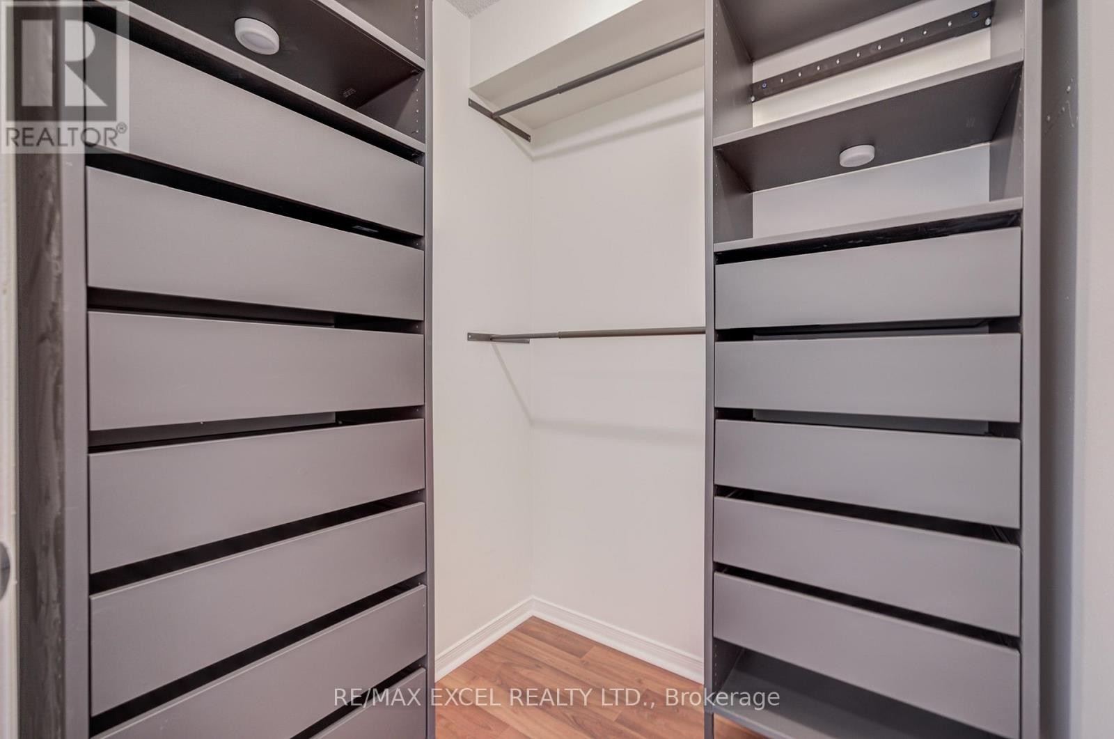 












2105 - 2269 LAKE SHORE BOULEVARD W

,
Toronto (Mimico),




Ontario
M8V3X6

