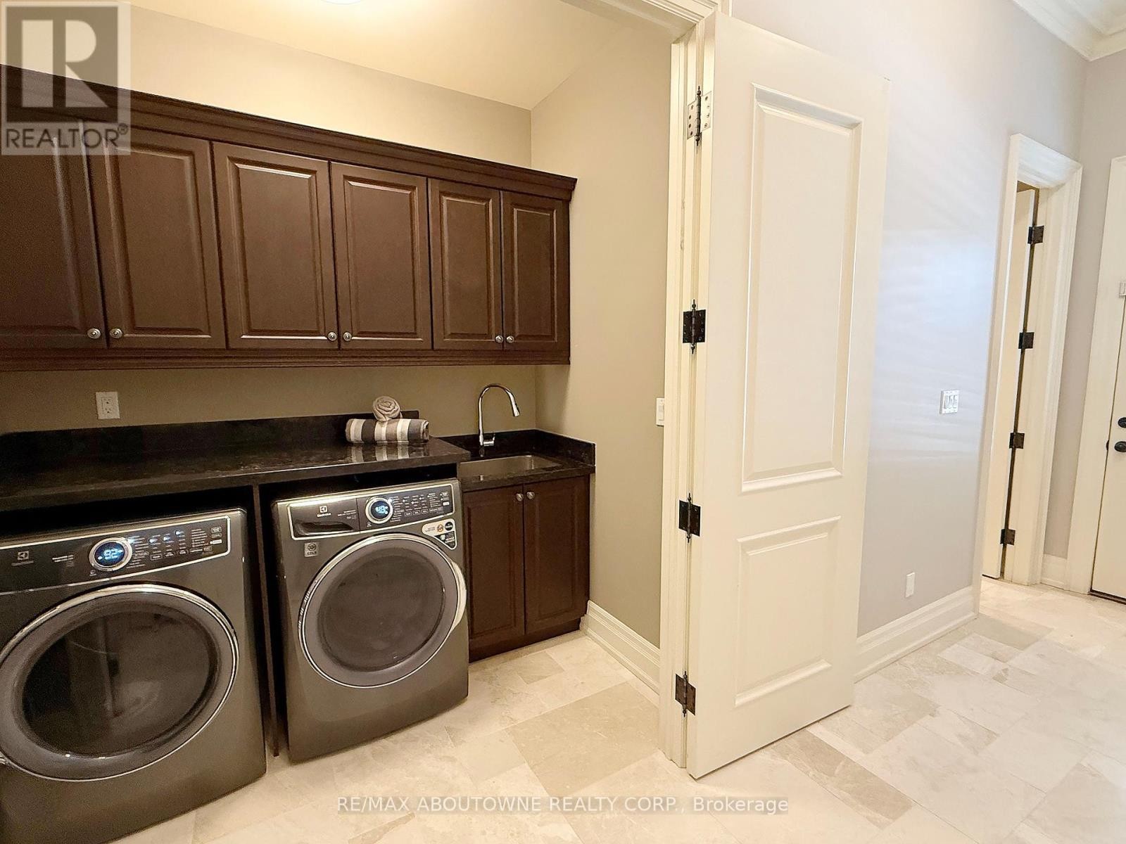 












390 SEATON DRIVE

,
Oakville (WO West),




Ontario
L6L3Y2

