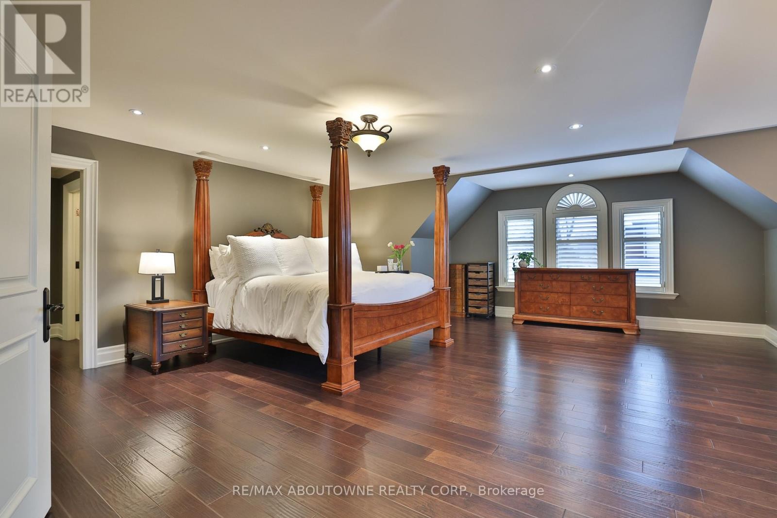 












390 SEATON DRIVE

,
Oakville (WO West),




Ontario
L6L3Y2

