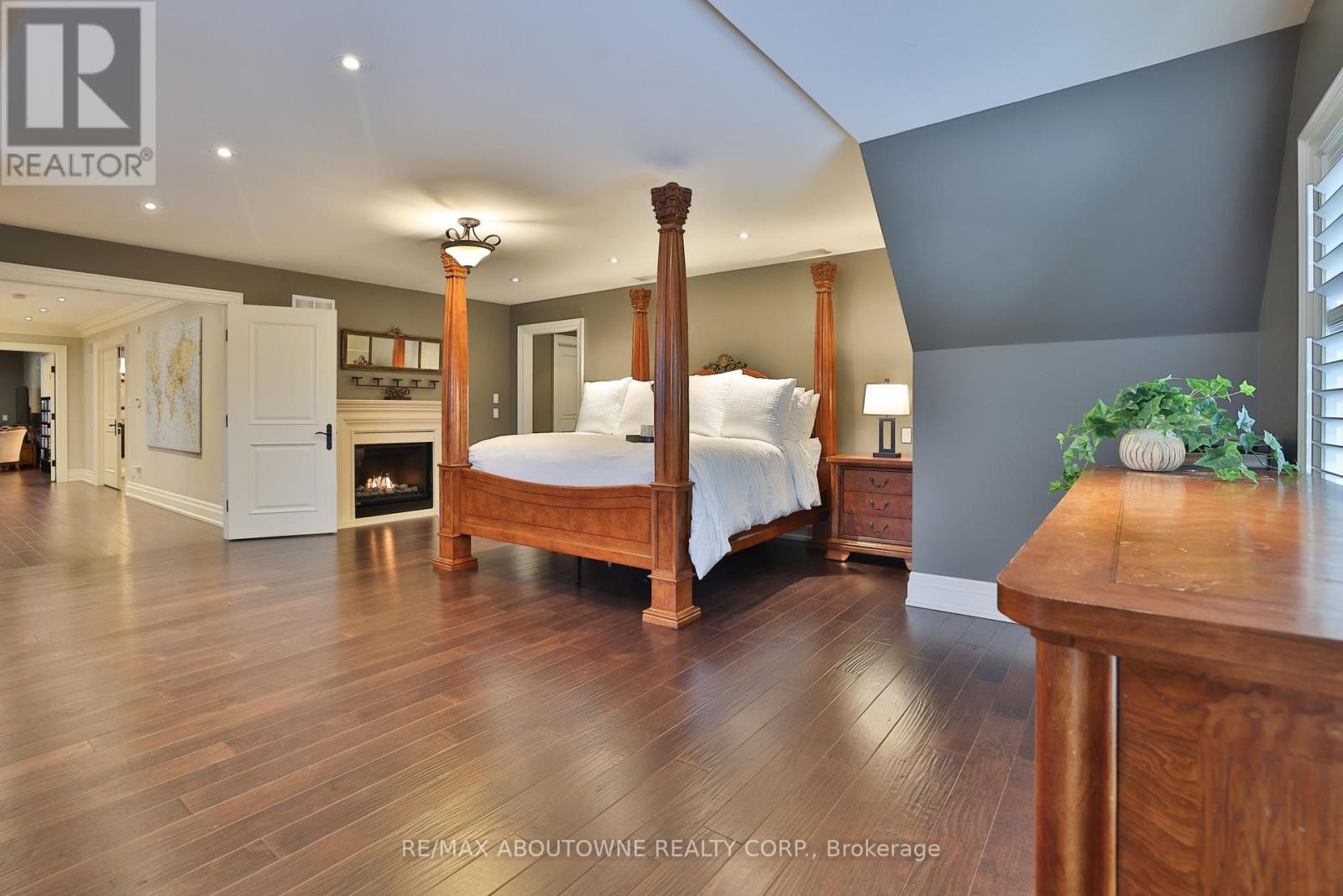 












390 SEATON DRIVE

,
Oakville (WO West),




Ontario
L6L3Y2

