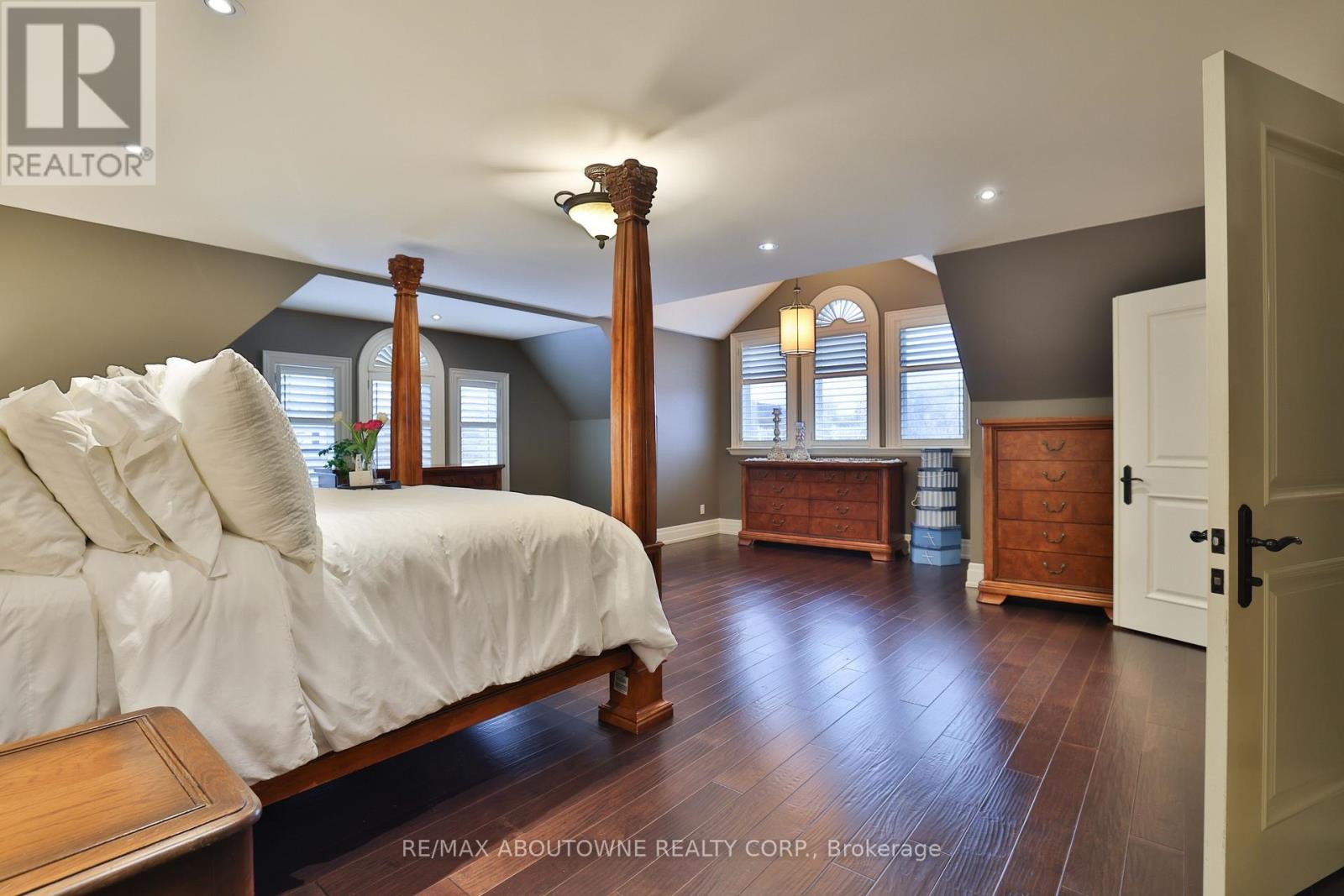 












390 SEATON DRIVE

,
Oakville (WO West),




Ontario
L6L3Y2

